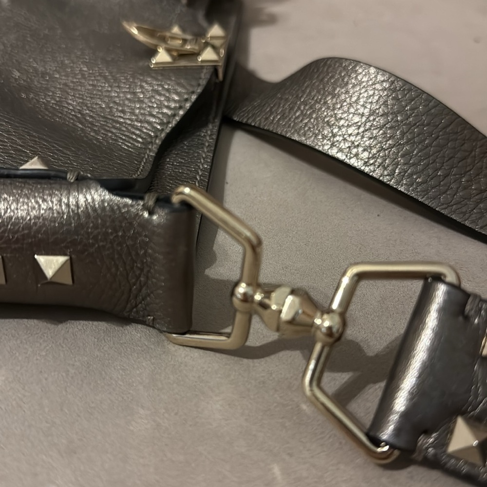 Authentic Valentino Garavani Rockstud Crossbody Hobo Metallic Leather Medium sz - Picture 10 of 16